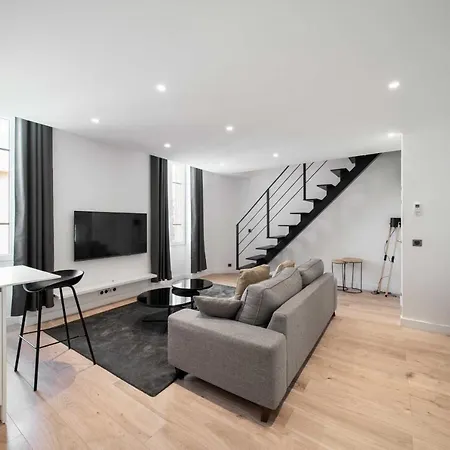 Charming For 4 People - Forville Market Apartment